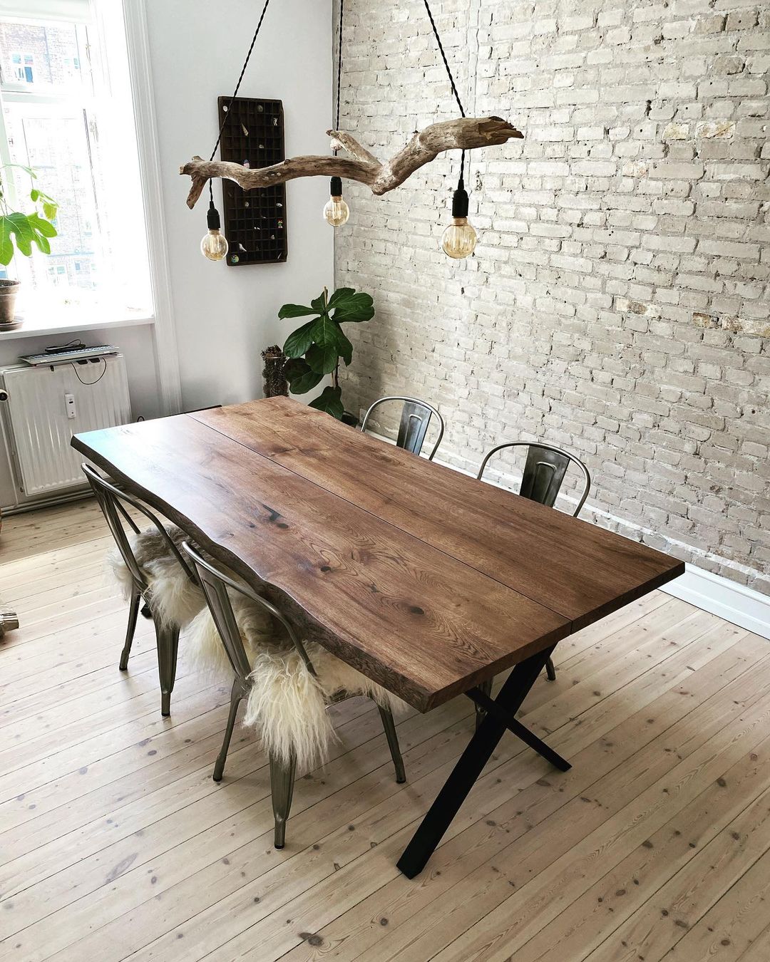 Reclaimed Wood: A Sustainable and Stylish Way to Elevate Your Home Decor